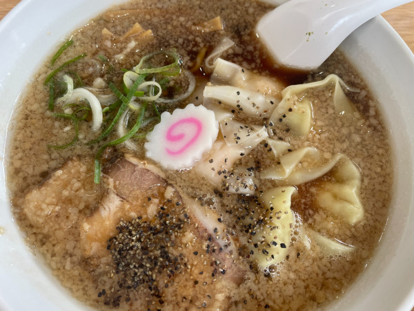 「黒醤油背脂中華そば930円＋ワンタン５つ350円」@喜多方ラーメン専門店 喜鈴 福島鎌田店の写真