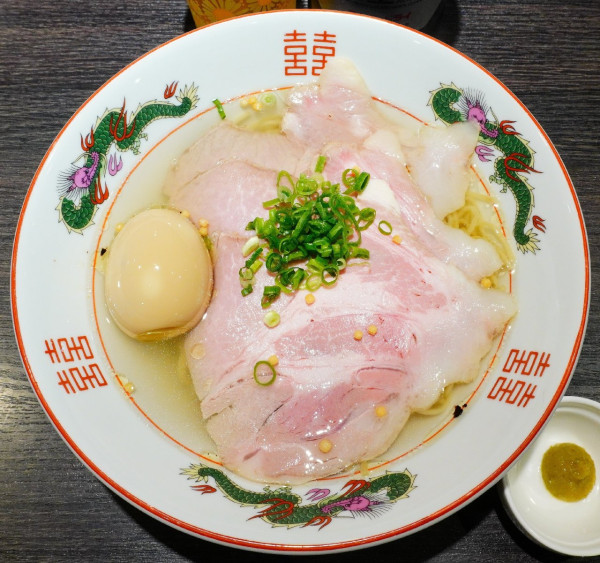 「塩かけそば＋低温チャーシュー＋田中農場の味玉＋ビンビール」@中華そば 十目一八食堂の写真