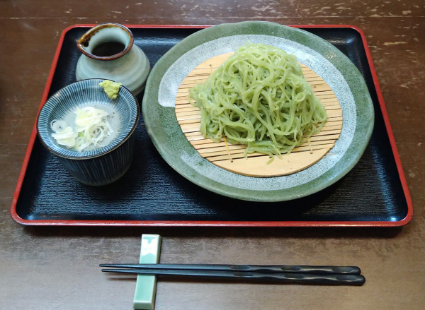「変わりそば(抹茶切り)【夏限定】＋馬刺し」@手打ちそば処 椿屋の写真