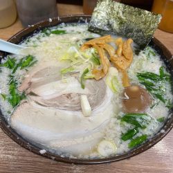 ラーメン800円脂多め➕ニラ100円