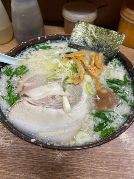 「ラーメン800円脂多め➕ニラ100円」@屋台ラーメンとんこつ貴生の写真