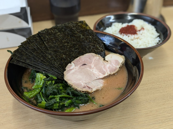 「ほうれん草ラーメン、のり、ライス」@横浜らーめん 武蔵家 池袋店の写真
