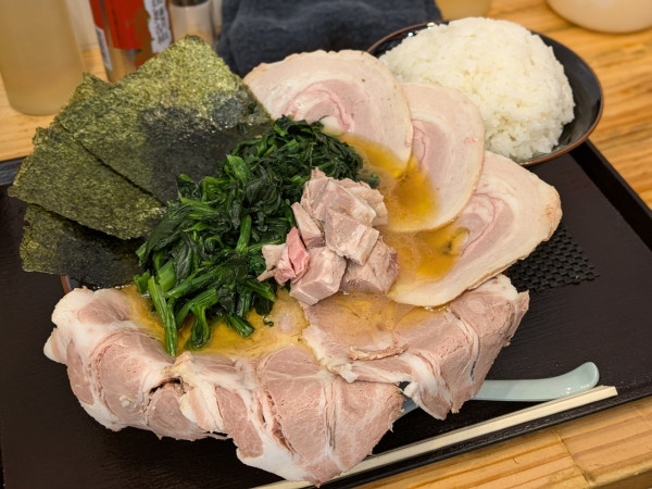 「チャーシュー麺中盛、ほうれん草、ライス大」@ラーメン見田家の写真