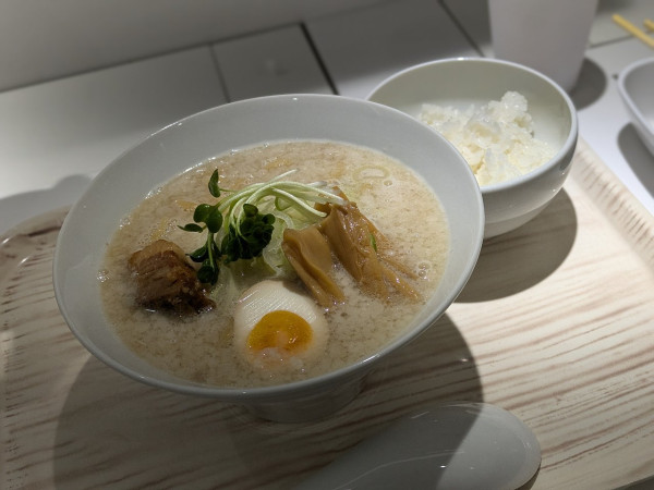 「濃厚豚骨醤油ラーメン、麺大盛、白めし」@麺匠 虎白 新宿アイランドタワー店の写真
