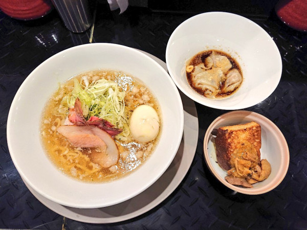 「【限定】十勝ロイヤルマンガリッツァ豚塩ラーメン、など」@トーキョーニューミクスチャーヌードル 八咫烏 CHIKARABOの写真