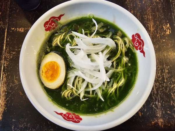 「【限定】牛脂ニラ煮干蕎麦　1200円」@煮干結社 弘前店の写真