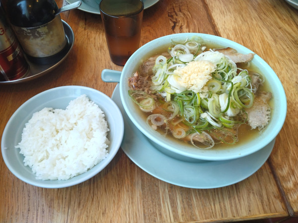 「中華そば¥950+ネギ¥100+ライス¥150-」@えっちゃんラーメン。 田町店の写真