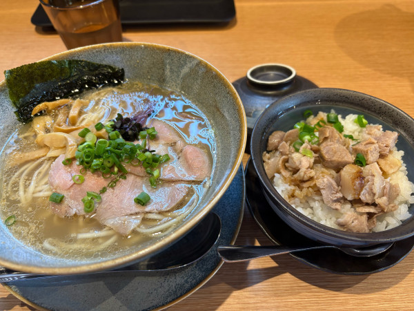 「中華蕎麦貝塩ノーマル1080円、焼豚御飯490円」@中華蕎麦 三藤 石岡店の写真