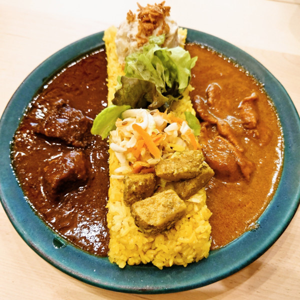 「チキン＆ポークのあいがけ　トッピングセット付」@こちら春日部市学校どおり前カレー屋の写真