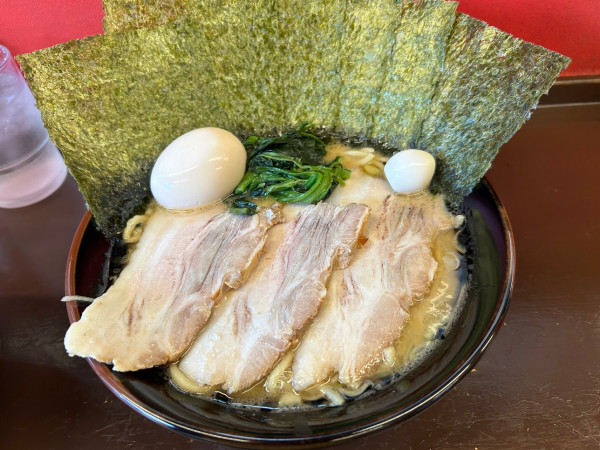 「特製醤油ラーメン+小ライス」@豚とことんの写真