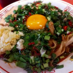 ニラまぜそば（脂・にんにく）