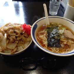 本日の日替りランチ焼肉丼+ラーメン