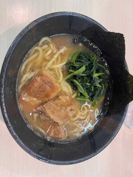 「家系ノーマルとんこつしょうゆラーメン850円＋めん大盛180」@横浜家系ラーメン・ホルモン焼 うた田家の写真