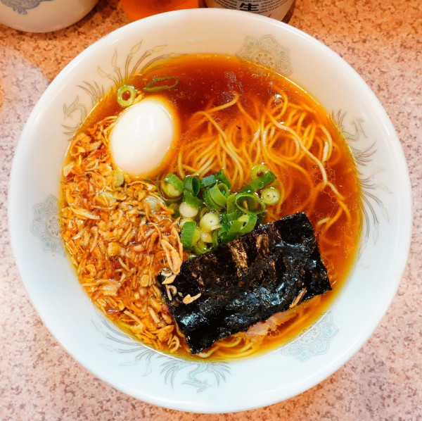 「醤油ラーメン＋揚げネギ増量＋半熟煮卵＋瓶ビール（中瓶）」@ラー麺専門店 こしがやの写真
