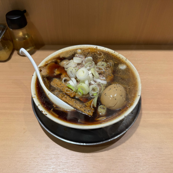 「札幌ブラック味玉入り」@札幌六坊の写真