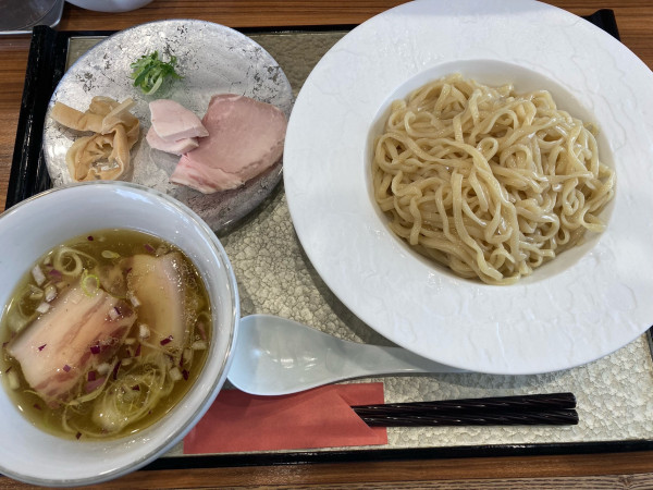 「塩つけ麺（大盛）＋吊るし焼きチャーシュー」@彩とりの写真