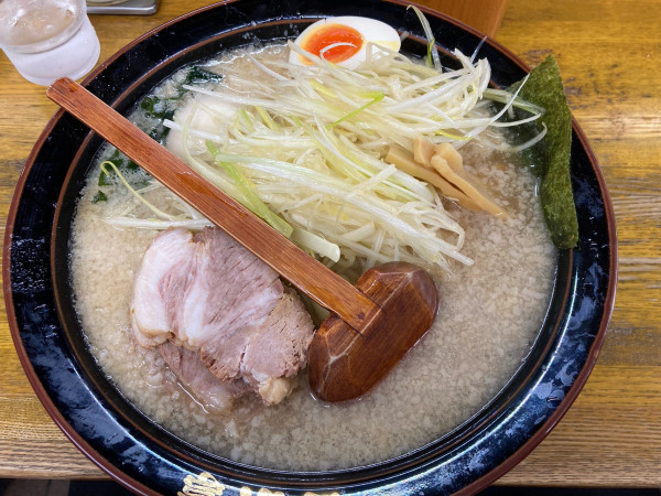 「定番醤油（大）＋ネギ」@ラーメン青木亭 川口店の写真