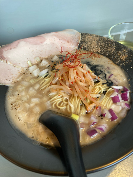 「KURO 1000円」@豚骨拉麺専門店 豚野郎の写真