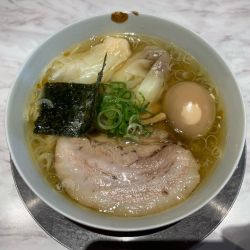 肉•海老 醤油わんたん麺【白】各1つ+味玉(¥1,200)