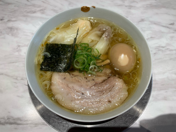 「肉•海老 醤油わんたん麺【白】各1つ+味玉(¥1,200)」@Ramen KURUMUの写真