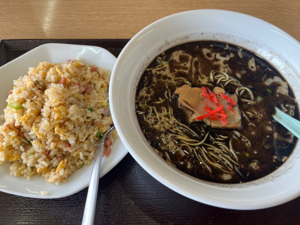 「黒博多ﾗｰﾒﾝ固め ﾆﾝﾆｸ炒飯ｾｯﾄ950円」@台湾料理 祥瑞 八王子店の写真