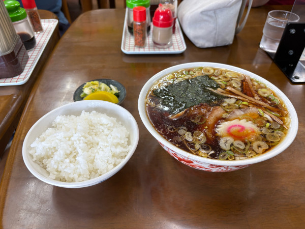 「ラーメン硬め+ライス」@鈴屋の写真