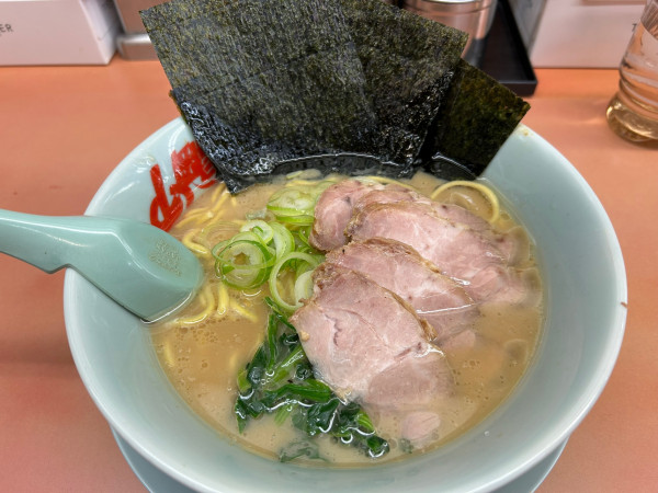 「醤油チャーシュー麺＋海苔5枚」@ラーメン山岡家 上尾店の写真