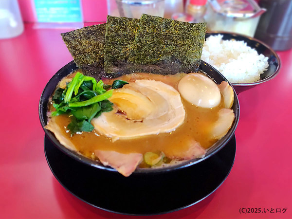 「チャーシューメン大盛（＋バラチャーシュー１枚＋味付玉子）」@家系ラーメン たつ家の写真