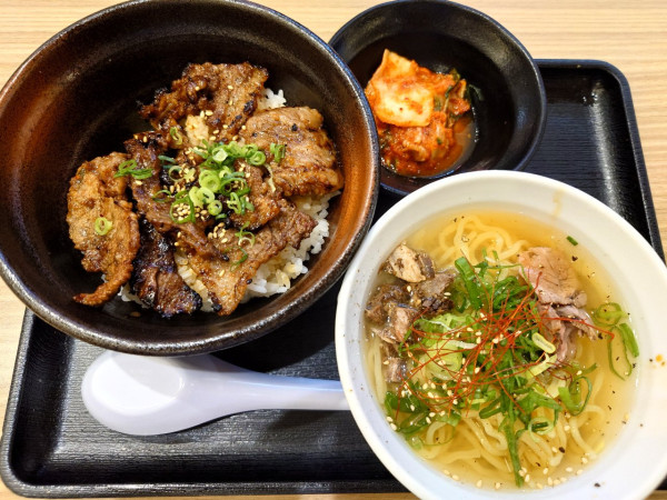 「牛カルビ丼+ハーフ冷やし牛麺セット(1650円)」@マルハのカルビ丼 ららぽーと富士見店の写真