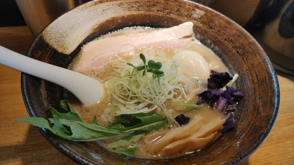「かつお塩とんこつラーメン」@らーめん 月の兎影の写真