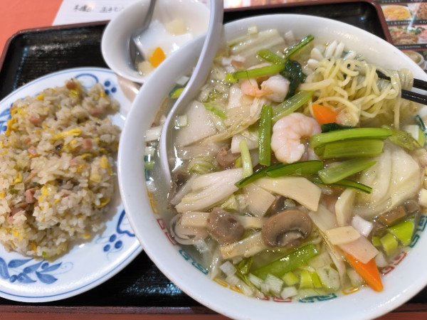 「今週のランチ 海鮮麺＋五目チャーハン(950)」@萬新菜館の写真