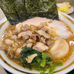 ラーメン（固多）＋サービス豚コマチャ＋味玉＋ライス