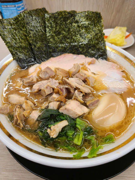 「ラーメン（固多）＋サービス豚コマチャ＋味玉＋ライス」@王道家直伝 との丸家 越谷店の写真