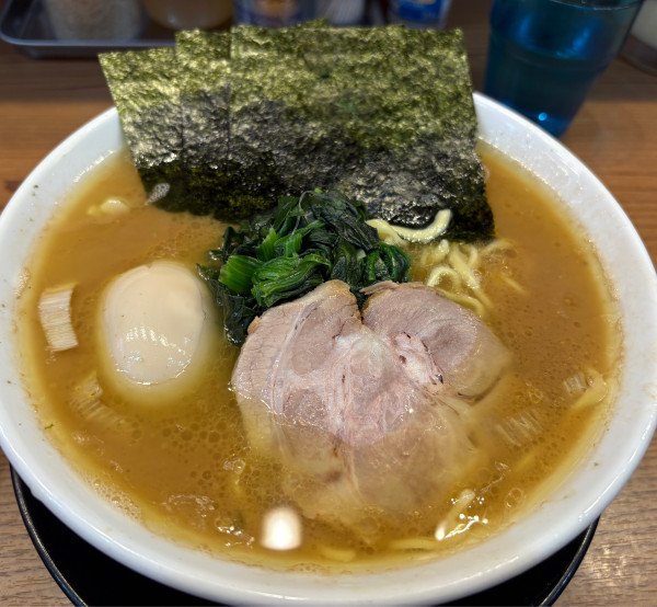 「ラーメン（並）＋味玉＋無料ライス」@横浜家系ラーメン ひじり家の写真