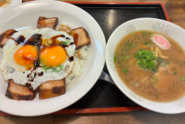 「今治焼豚玉子飯　喜多方らーめんセット」@喜多方ラーメン 麺小町 今治店の写真