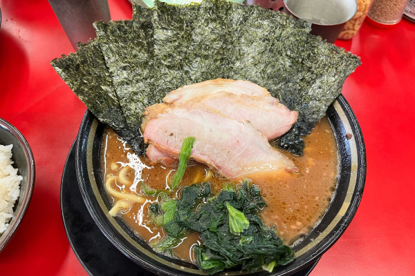 「チャーシューメン(3枚)+のり+ライス」@IEKEI_TOKYO 王道家直系の写真