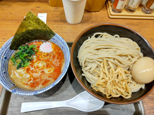 「坦々つけめん並盛＋味玉」@舎鈴 ビーンズ武蔵浦和店の写真