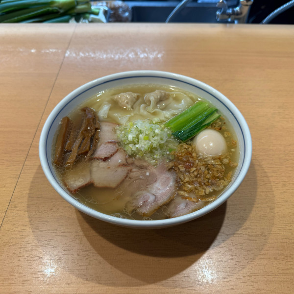 「塩特製らぁ麺」@らぁ麺 すぎ本の写真