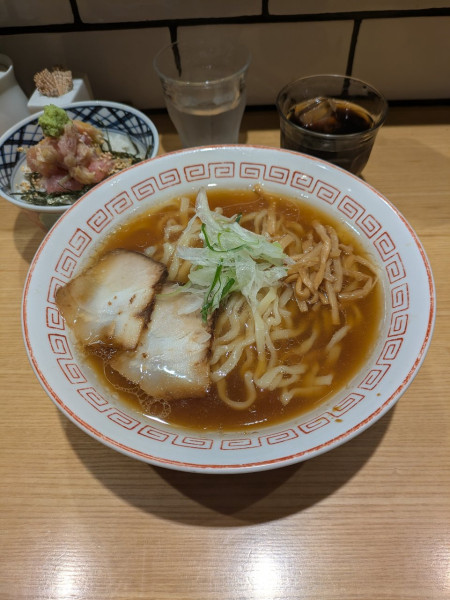 「醤油ラーメン（すっきり）　トロたくちらし」@きたかた食堂の写真