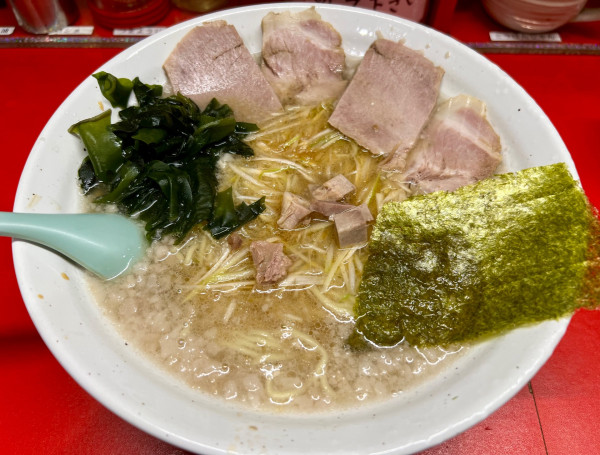 「ネギ塩チャーシュー＋中盛＋背脂増し」@新ラーメンショップ 蕨店の写真