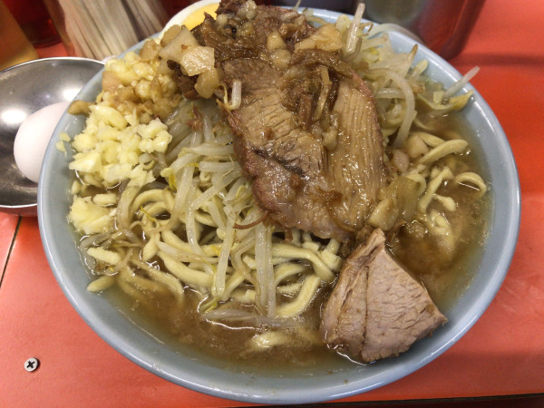 「ラーメン普通400g(ニンニク、アブラ)+生たまご 1250円」@ラーメン富士丸 神谷本店の写真