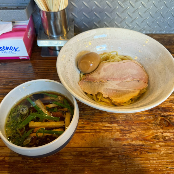 「正油つけ麺+味玉」@啜磨専科の写真