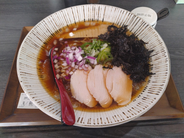 「【夏季限定】冷やし焼きあごらぁ麺(醤油)¥1100-」@貝出汁らぁ麺 しらかしの写真