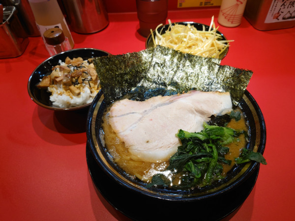 「ネギラーメン(白) コマチャーライス  濃いめ多め」@王道家味の継承店 カズ家の写真