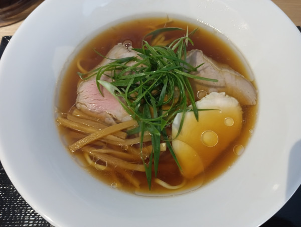 「醤油らぁめん（¥1,100）」@らぁ麺 鷹の羽の写真