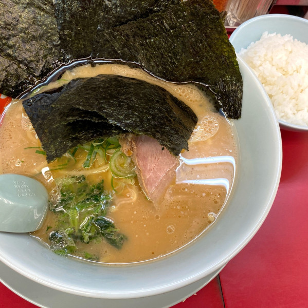 「ラーメン690円+半ライス160円+海苔5枚140円」@ラーメン山岡家 太田店の写真