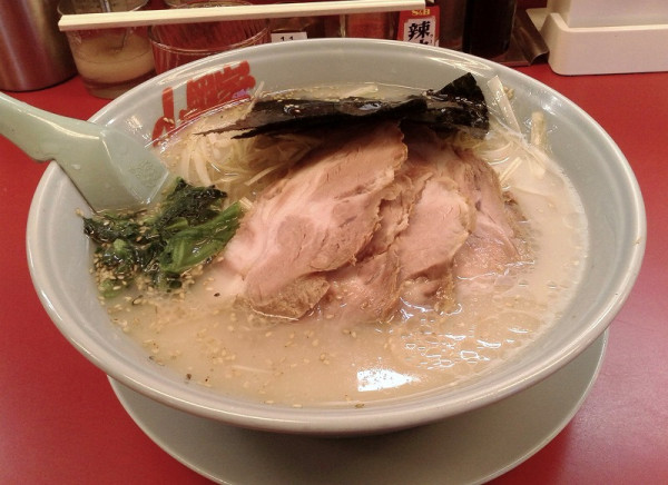 「塩ネギチャーシュー麺中盛(1270円)」@ラーメン山岡家 松戸北小金店の写真