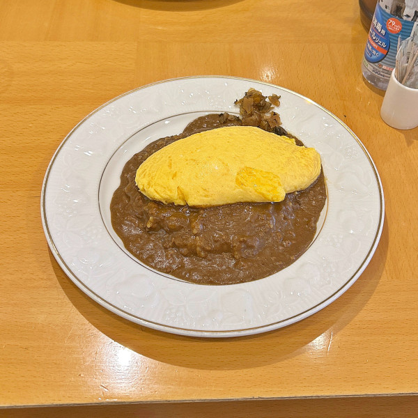 「ドライカレー・オムレツのせ スープ付き」@神田ルー・ド・メール Loup de merの写真