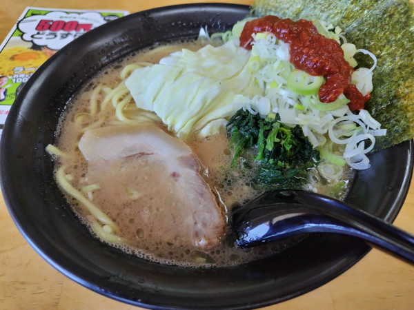 「とんこつ醤油ラーメン　※㋗で５００円　＋ネギ　＋豆板醤：無料」@横浜ラーメン 萬年家の写真