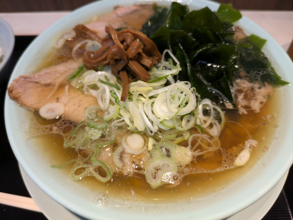 「中華そば(750円)＋わかめ(100円)」@新橋ニューともちんラーメン 川崎駅前店の写真